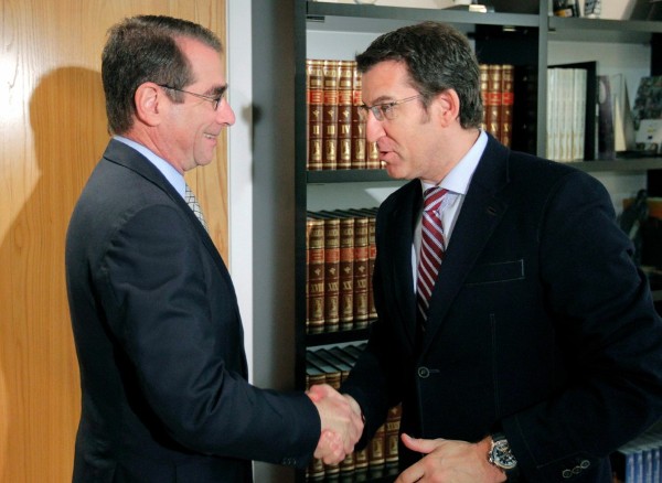 El presidente de la Xunta de Galicia, Alberto Núñez Feijóo (d), recibió al embajador de EEUU, en España, Alan D. Solomont, esta mañana en San Caetano.
