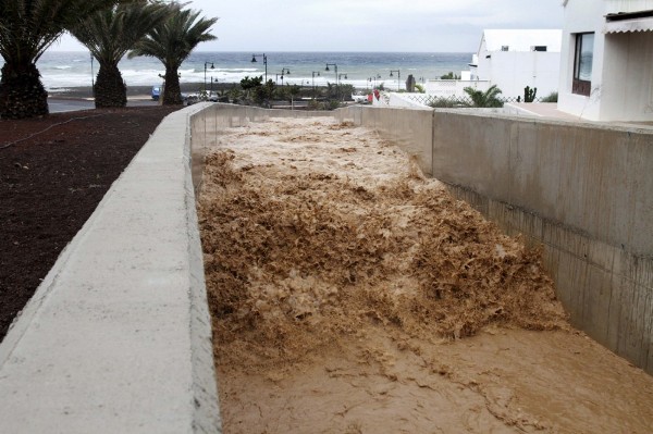 Vista de la zona de Mata Gorda, en Puerto del Carmen (Lanzorote), donde se aprecian los efectos causados por las intensas lluvias.