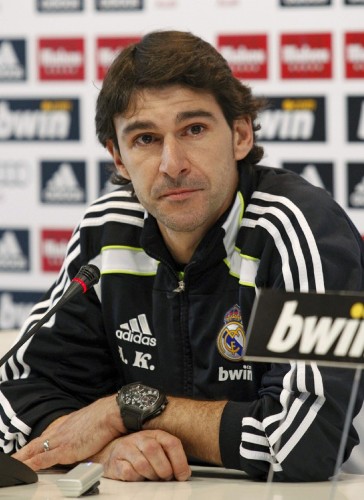 El segundo entrenador del Real Madrid, Aitor Karanka, durante la rueda de prensa previa al partido en Sevilla.