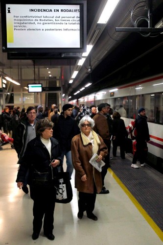 Un panel informativo en una de los andenes de la Estación de Sants advierte a los pasajeros de posibles incidencias en los servicios de todas las líneas de Cercanías de Renfe.