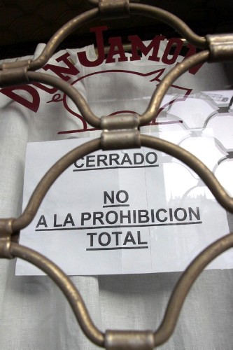Cartel de aviso de cierre y de protesta ante la ley antitabaco colgado en un restaurante de Palencia durante la jornada de huelga convocada en la hostelería de la ciudad.