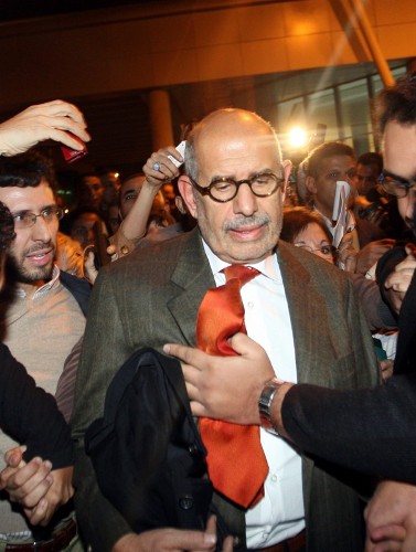 El premio nobel de la paz y dirigente de la oposición egipcia Mohamed el Baradei es recibido por una gran número de periodistas.