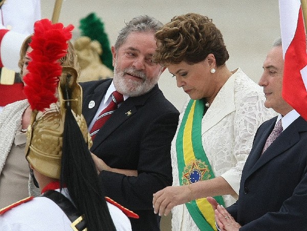 Dilma Rousseff conversa con Lula.