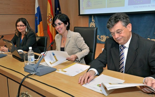 La delegada del Gobierno en Canarias, Carolina Darias (c), y el delegado en Las Palmas, Vicente Oliva, presentaron hoy el Balance de las Subvenciones al Transporte de Mercancías en Canarias.