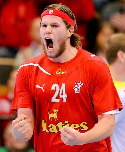 El jugador danés Mikkel Hansen celebra su gol ante España.