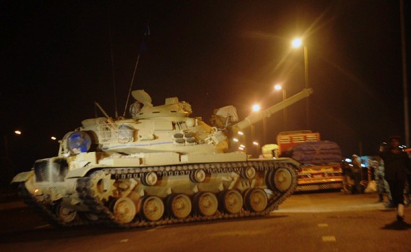 Un tanque del Ejército bloquea una carretera.
