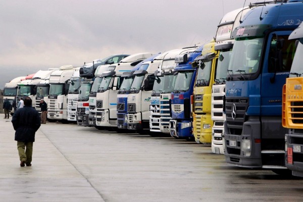 Decenas de camiones permanecen estacionados en la A-1, en la zona de El Molar (Madrid).