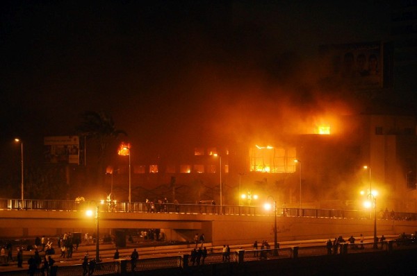 El edificio de la sede central del gobernante Partido Nacional Democrático (PND) del presidente Hosni Mubarak arde en llamas.