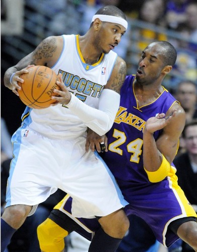 El jugador de Los Ángeles Lakers, Kobe Bryant (dcha), pelea por el control del balón con el jugador de los Denver Nuggets, Carmelo Anthony.