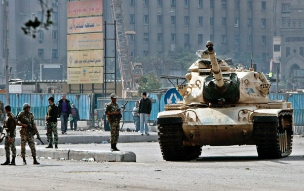 Soldados egipcios patrullan junto a un tanque durante una protesta.