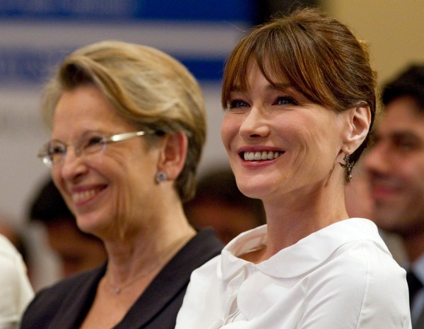 Carla Bruni-Sarkozy (dcha), esposa del presidente francés, Nicolás Sarkozy, y la ministra francesa de Asuntos Exteriores.