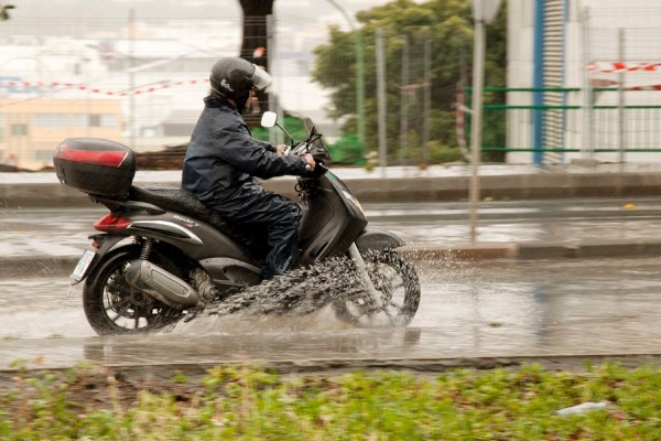 Un motociclista circula por una calle en Las Palmas.