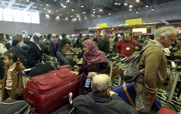 Varios pasajeros esperan el embarque de sus vuelos en el aeropuerto de El Cairo.