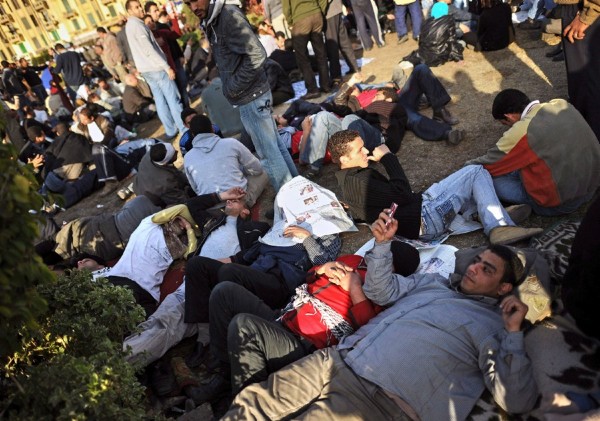 Unos manifestantes se tumban en el suelo en la plaza de Tharir en El Cairo, Egipto, hoy, lunes 31 de enero de 2011. .