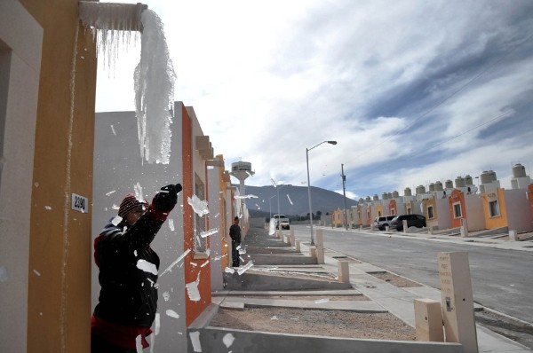 Un residente de la colonia Santa Elena de la ciudad de Saltillo del estado mexicano de Coahuila retira hoy, 4 de febrero de 2011, el hielo formado en la cañería de su casa. E
