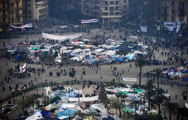 Manifestantes egipcios comienzan a congregarse en la plaza de TahriR.