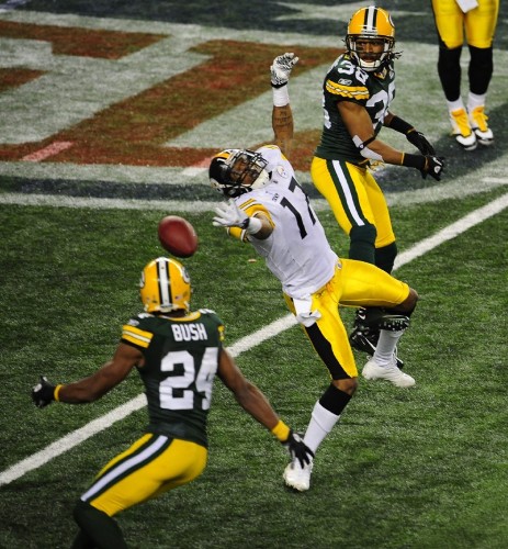 El receptor de los Steelers de Pittsburgh Mike Wallace (C), intenta alcanzar el último lanzamiento de los Packers de Green Bay.