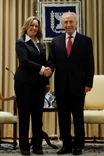 La ministra de Asuntos Exteriores y de Cooperación, Trinidad Jiménez, saluda al presidente de Israel, Simon Peres, durante la reunión que han mantenido en la residencia presidencial de Jerusalén, el 7 de febrero de 2011.