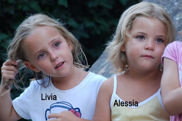 Alessia, (d), y Livia.
