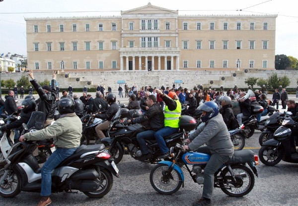 Trabajadores del transporte público se manifiestan en el centro de Atenas.