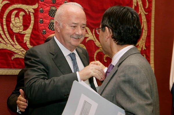 El presidente del Parlamento de Canarias, Antonio Castro (d), saluda al presidente del Cabildo de Tenerife, Ricardo Melchior.