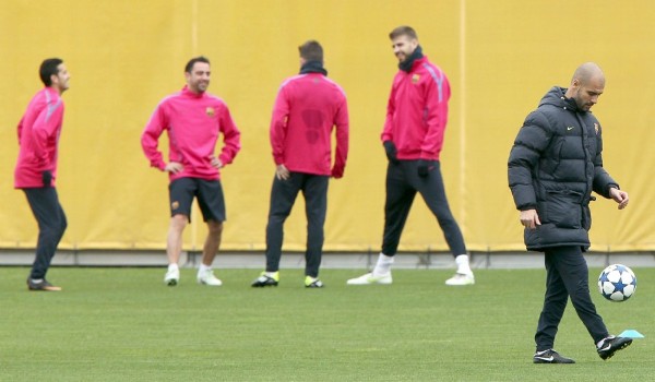 El entrenador del FC. Barcelona, Josep Guardiola (d), junto a sus jugadores, de izda a dcha, Pedro Rodríguez, Xavi Hernández, David Villa y Gerad Piqué, durante el entrenamiento de la plantilla azulgrana.