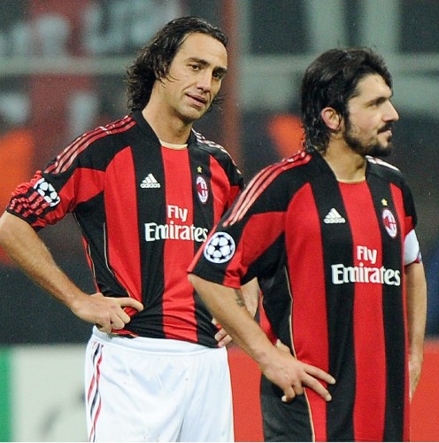Los jugadores del Milan Alessandro Nesta (i) y Gennaro Gattuso se lamentan de la derrota.
