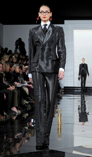 Una modelo desfila con una creación de la colección de Ralph Lauren para el próximo invierno, hoy jueves 17 de febrero de 2011 en la Semana de la Moda de Nueva York.