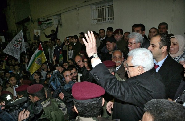 El presidente palestino, Mahmud Abás, mientras saluda a sus seguidores en las afueras del edificio central de la Autoridad Palestina en Ramala, Cisjordania.
