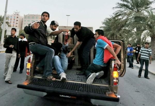 Un manifestante herido es trasladado en una camioneta tras los incidentes de la Plaza Lulu de Manama, Bahréin.