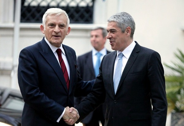 El primer ministro portugués, José Socrates (d), saluda al presidente del Parlamento Europeo, Jerzy Buzek.