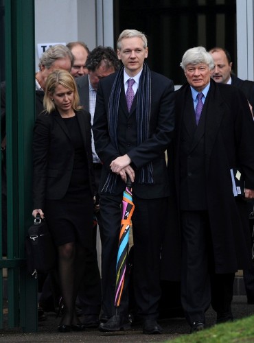 El fundador de WikiLeaks, Julian Assange, (C), abandona junto a sus abogados el tribunal londinense de Belmarsh.