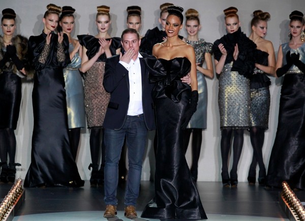El diseñador Hannibal Laguna, acompañado de Godelieve y aplaudido por el resto de modelos.