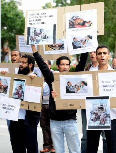 Estudiantes líbios protestan con pancartas y gritando arengas contra la actual situación en Libia.