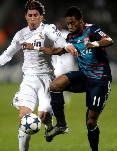 El defensa del Real Madrid, Sergio Ramos, (i), frente al brasileño Michel Bastos del Olympique de Lyon.