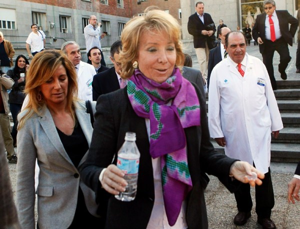 La presidenta de la Comunidad de Madrid, Esperanza Aguirre, abandona hoy el Hospital Clínico después de haber sido operada el martes de un cáncer de mama.