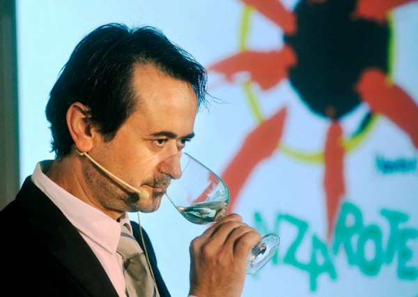 El enólogo canario, Ignacio Valdera, cata un malvasía durante la presentación de vinos y quesos de Lanzarote en el Forum Gastronómico que se celebra en Girona y al que han acudido representantes de las principales bodegas de las Islas Canarias.