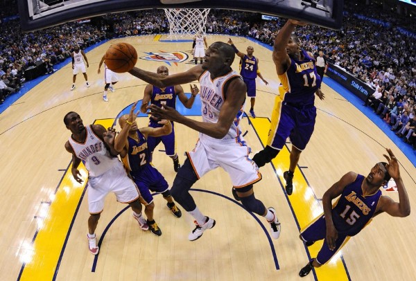 El jugador de los Oklahoma City Thunder, Kevin Durant (c) busca la cesta contra los Lakers en un partido de la NBA.
