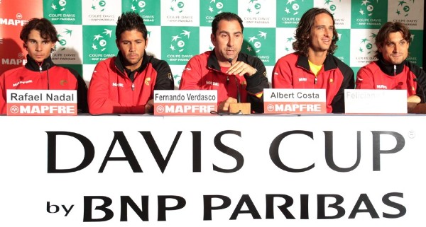 Los jugadores españoles Rafael Nadal, Fernando Verdasco, el entrenador Albert Costa, Feliciano López y David Ferrer, atienden a la rueda de prensa del equipo de Copa Davis, en Charleroi, Bélgica.