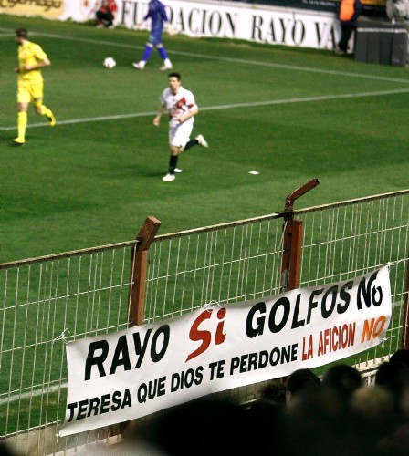 Una de las pancartas desplegadas por una parte del público en el partido de Segunda División que enfrenta esta noche al Rayo Vallecano con el Alcorcón en el estadio Teresa Rivero. 