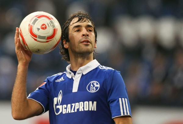 El delantero español del FC Schalke 04, Raúl Blanco, sujeta con la mano el balón.