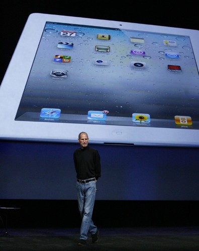 El director de Apple Inc., Steve Jobs, habla en el escenario en la presentación del nuevo iPad 2.