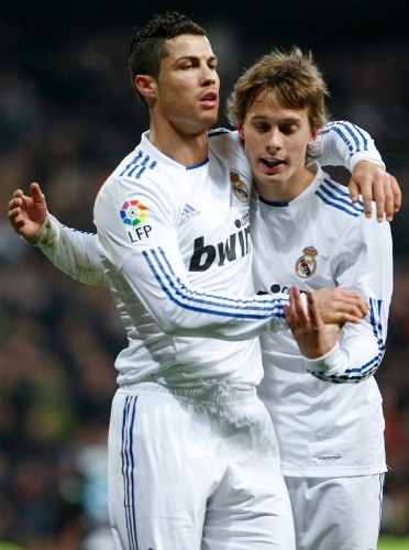El delantero portugués del Real Madrid, Cristiano Ronaldo (i), celebra su tercer gol con Sergio Canales.