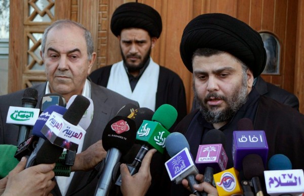El ex primer ministro iraquí Ayad Allawi (i) y el clérigo chií Moqtada Al Sader (d), responden a preguntas de los periodistas.
