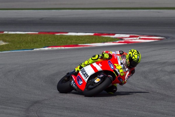 El piloto italiano de MotoGP Valentino Rossi (Ducati Marlboro) entrena en el circuito internacional de Sepang.