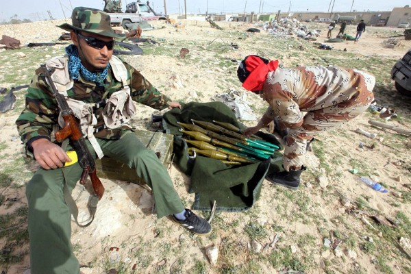Miembros armados de las fuerzas rebeldes libias en el último punto de control antes de Ras Lanuf, a 60 kilometros de Briga.