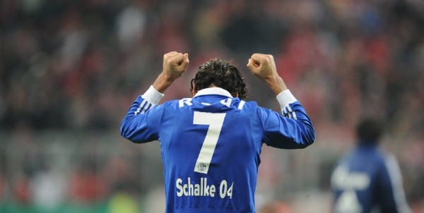 El jugador del Schalke 04 Raúl celebra su tanto al Bayern Munich.