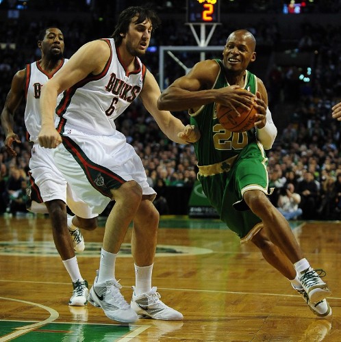 El jugador de los Celtics de Boston Ray Allen (d) supera a Andrew Bogut (i) de los Bucks de Mailwaukee.
