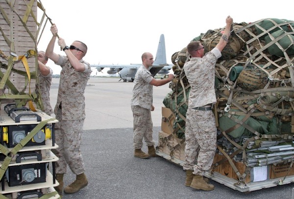 Marines estadounidenses de la III Fuerza Expedicionario preparan un cargamento con provisiones, material médico y de comunicaciones antes de subir a un avión Super Hercules KC-130J en la base aérea de Futenma en Okinawa.