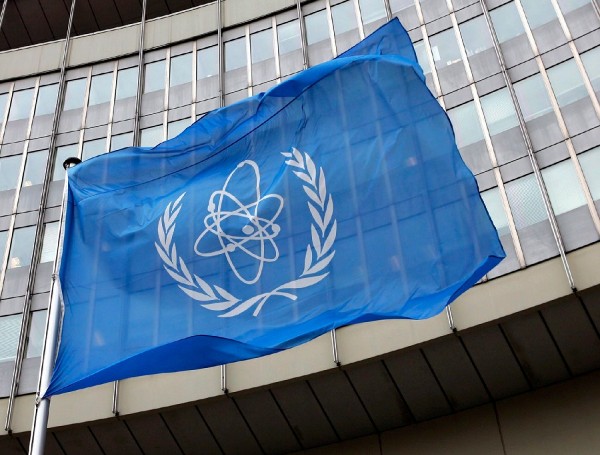 Bandera del Organismo Internacional de la Energía Atómica (OIEA) en Viena.